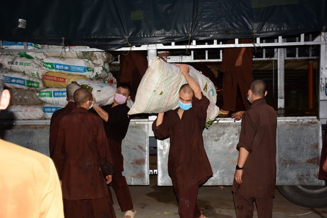 Chùa Hoằng Pháp: Tiếp tục hỗ trợ người dân khó khăn trong đại dịch Covid (đợt 8)